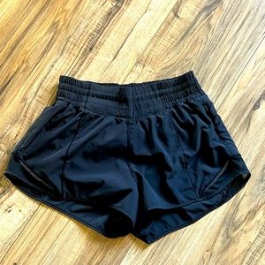 Lululemon black hotty hot high rise short size 4 excellent condition